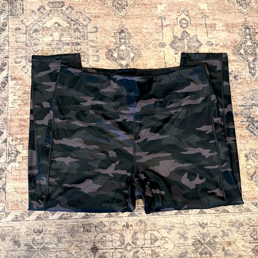Athleta Ultimate stash pocket camp 7/8 tight